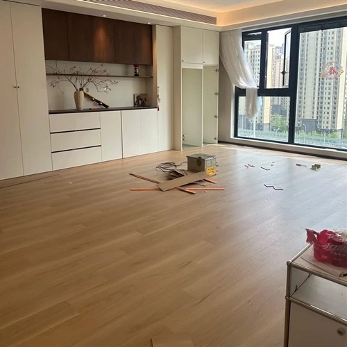 SPC Flooring kommer gradvis in på den globala marknaden för inredning.